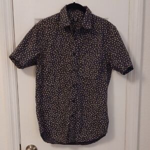 Uniqlo Button Up Short Sleeve Shirt, Gray and White Graphic